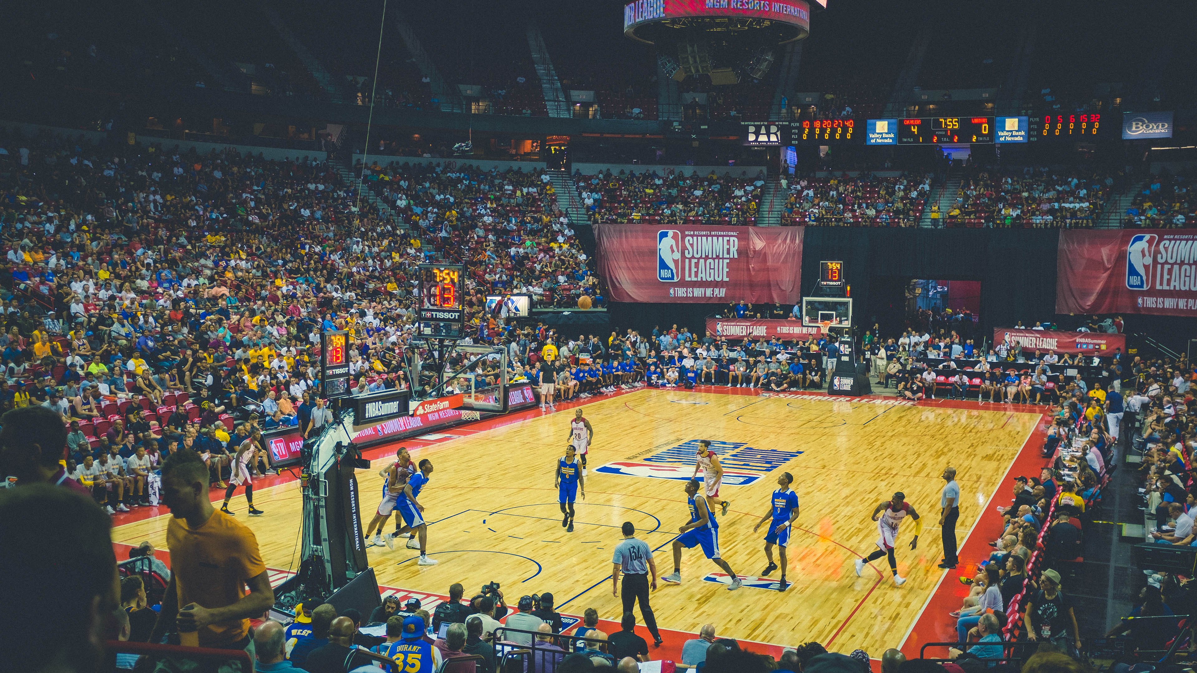 九游娱乐APP-雄鹿队内部竞争激烈，球员表现出色引发关注，雄鹿的球队