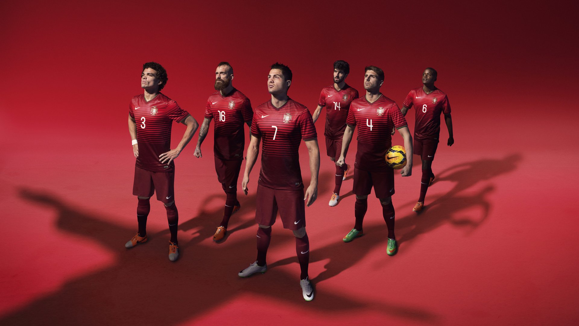 英超“铁血战术”赢得球迷喝彩，英超直播李铁